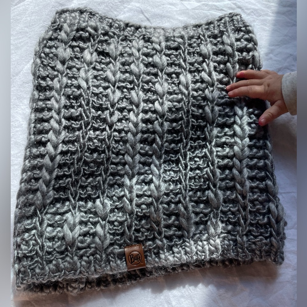 Buff grey neckware